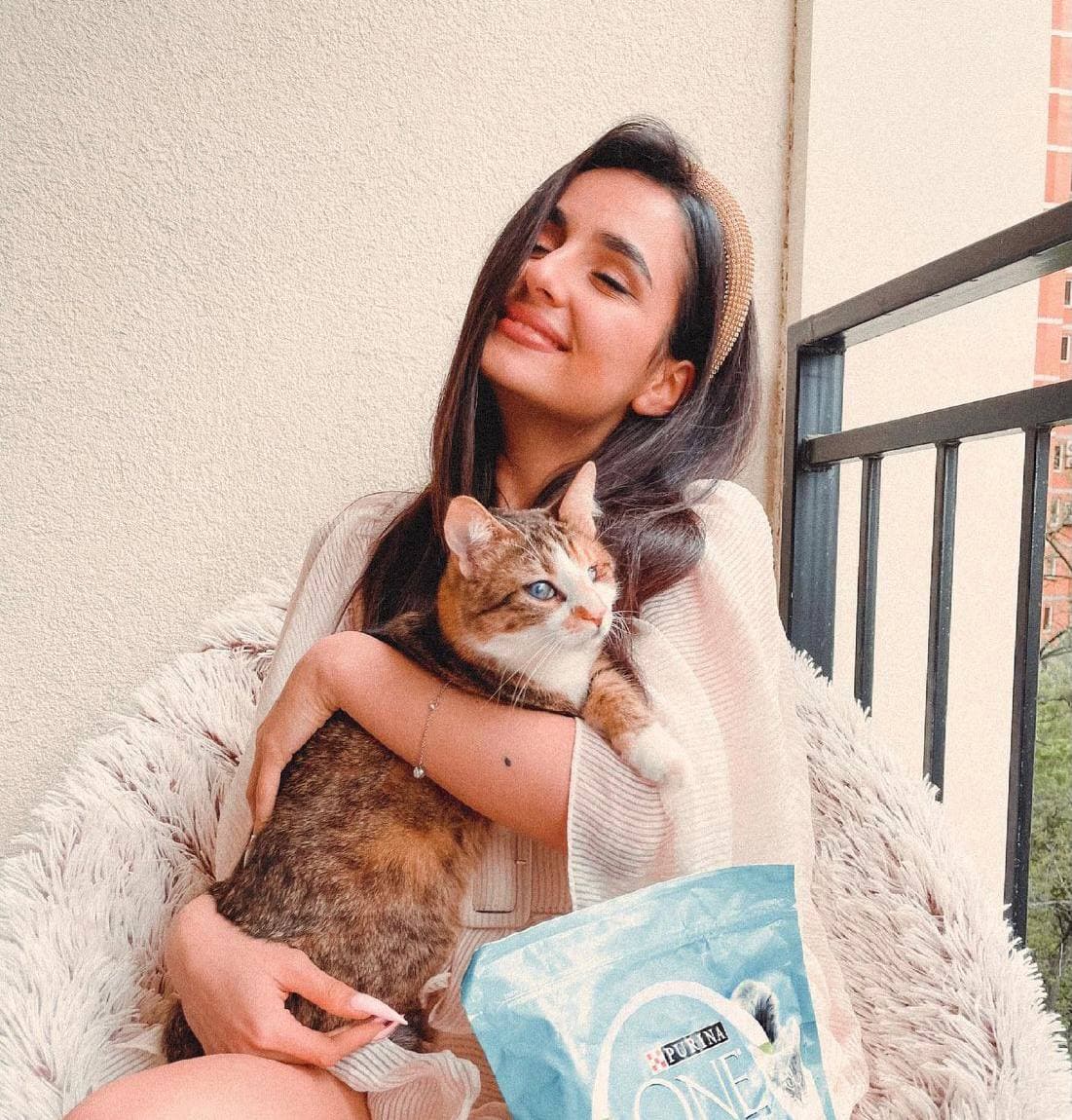 Українські зірки похвалилися своїми улюбленцями: сліпа кішка Буля і відразу 7 собак!